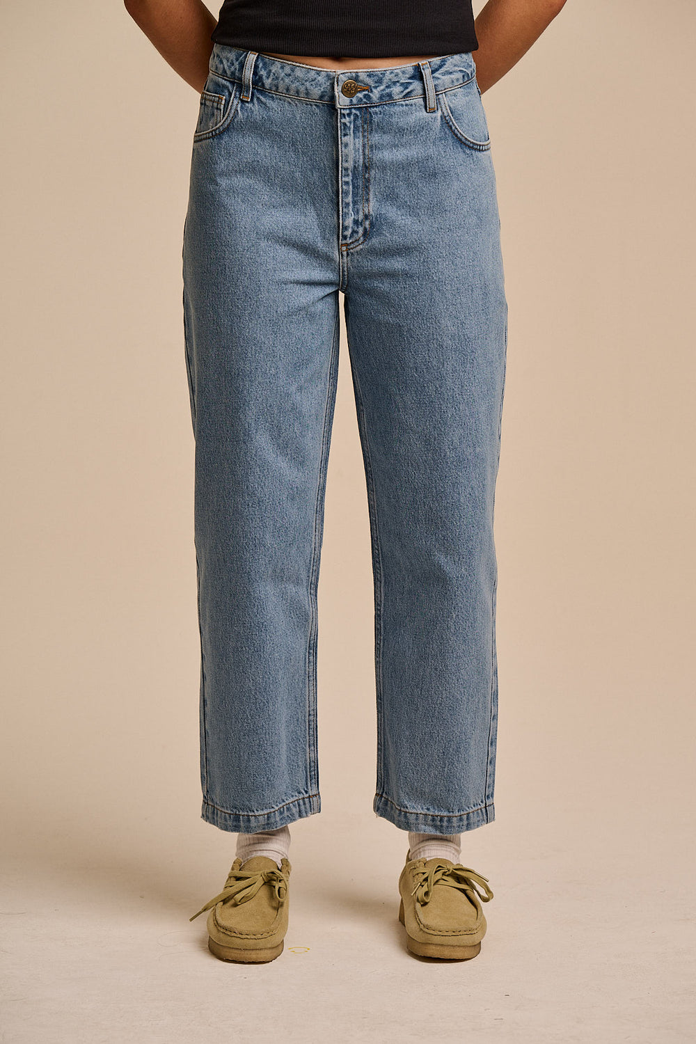 Drew - Cropped Straight Leg Cotton Trousers in Lightwash Blue