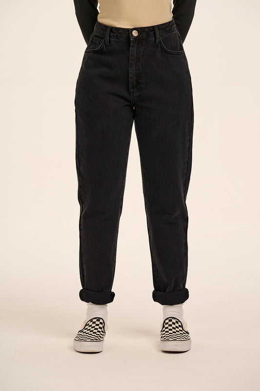 Dana - Mom Denim Jeans in Washed Black