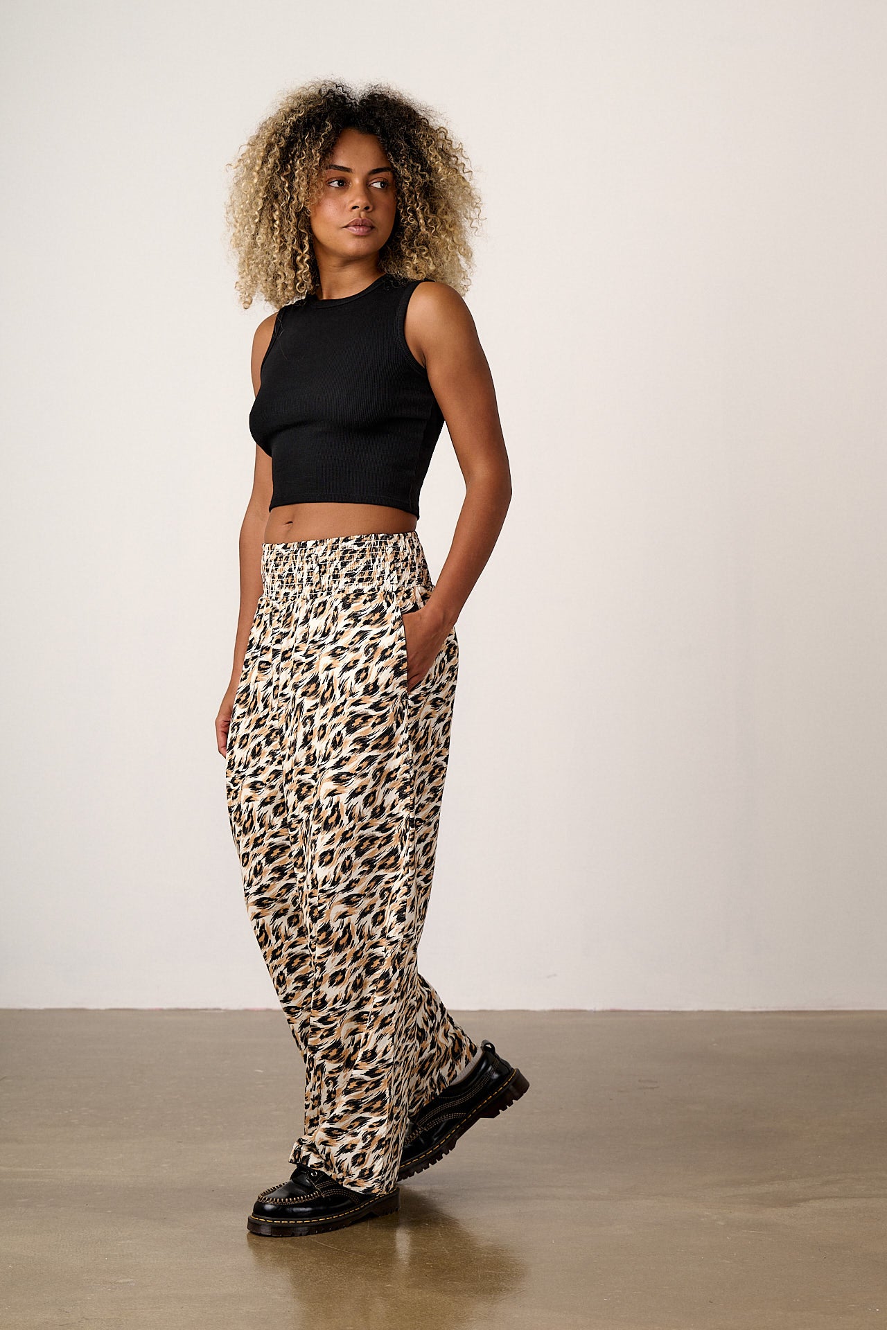 Alex - Wide Leg Cotton Trousers in Leo Swirl