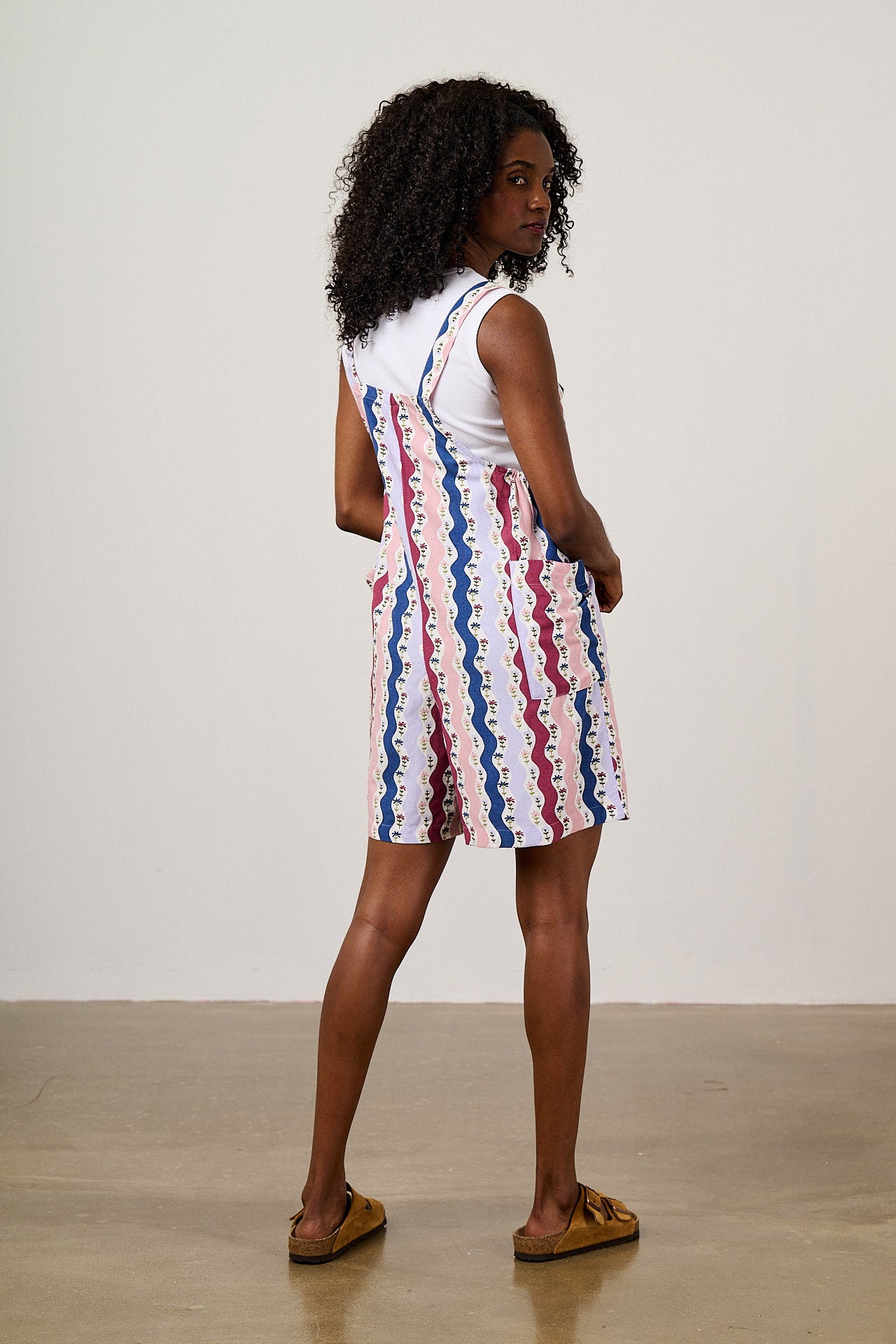 Alya - Viscose Dungarees Short in Wavy Floral Stripe