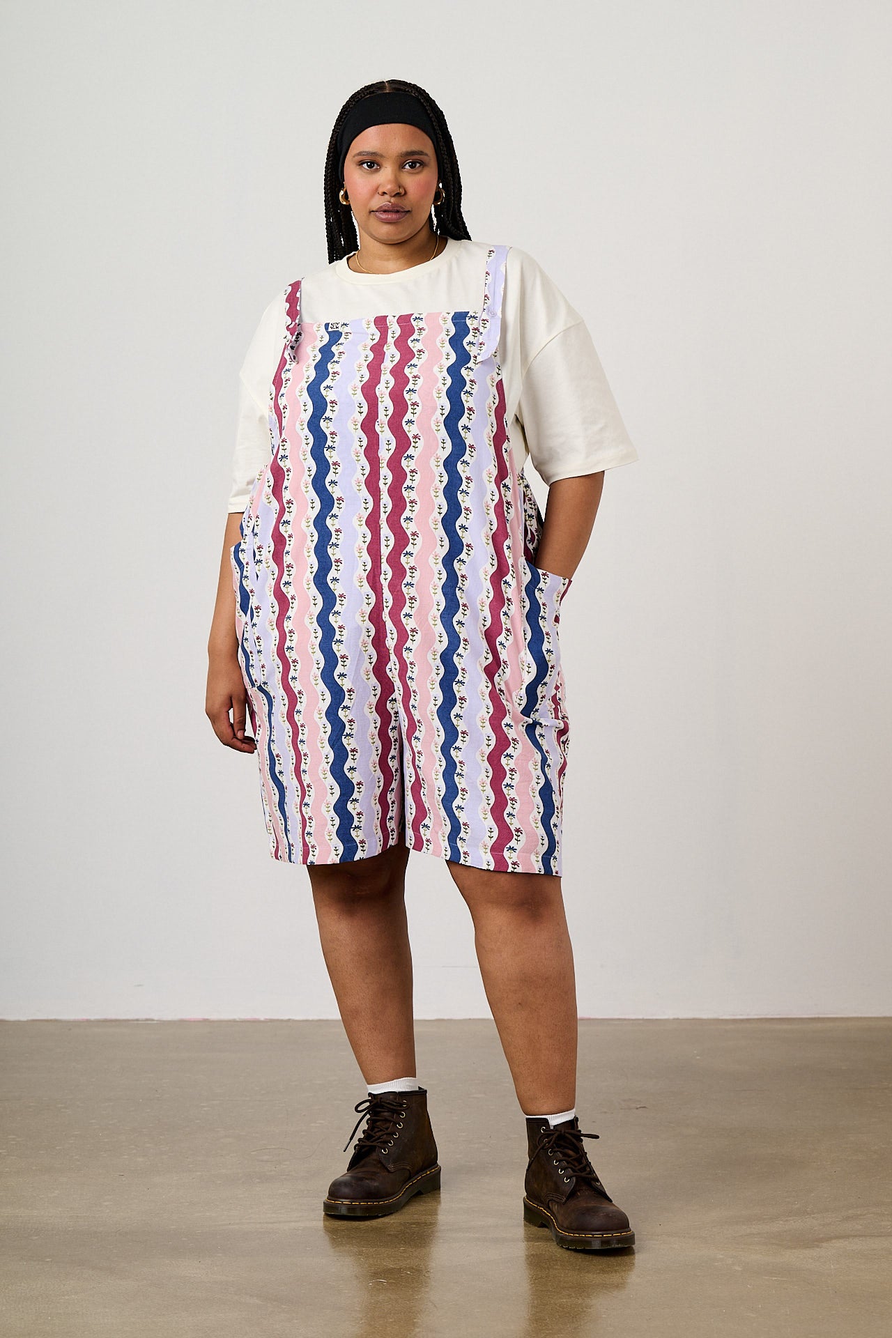 Alya - Viscose Dungarees Short in Wavy Floral Stripe