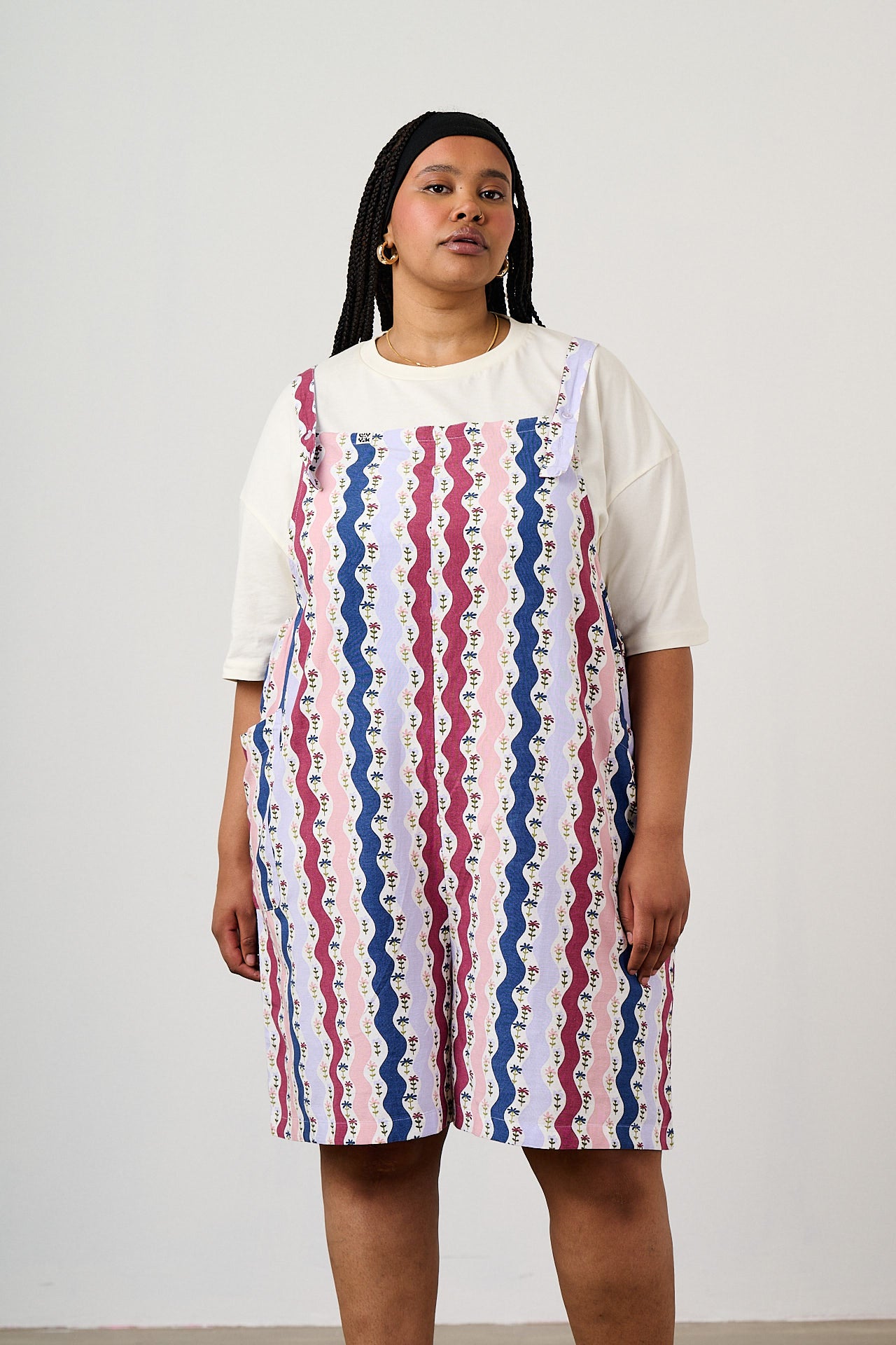 Alya - Viscose Dungarees Short in Wavy Floral Stripe