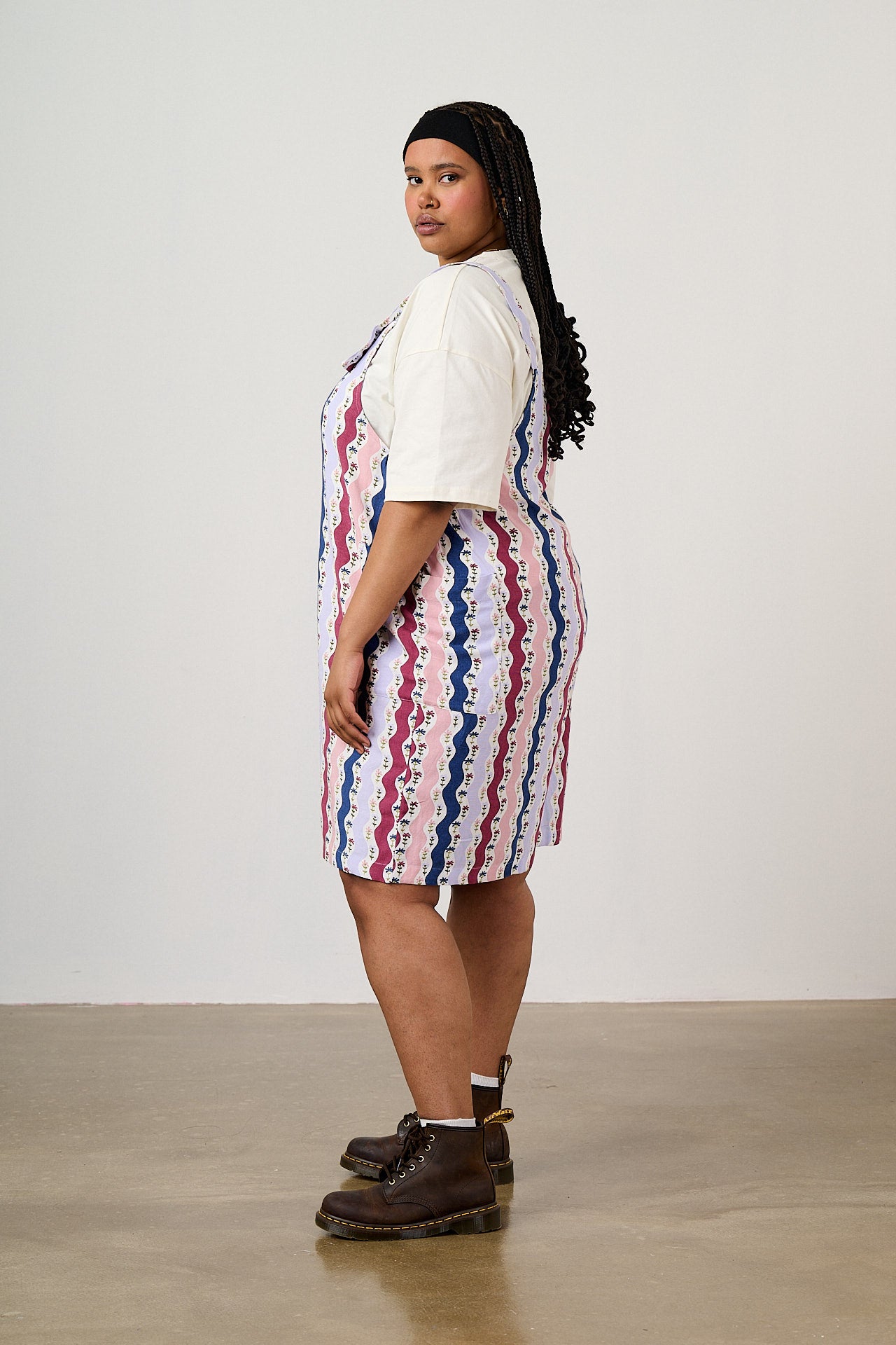 Alya - Viscose Dungarees Short in Wavy Floral Stripe
