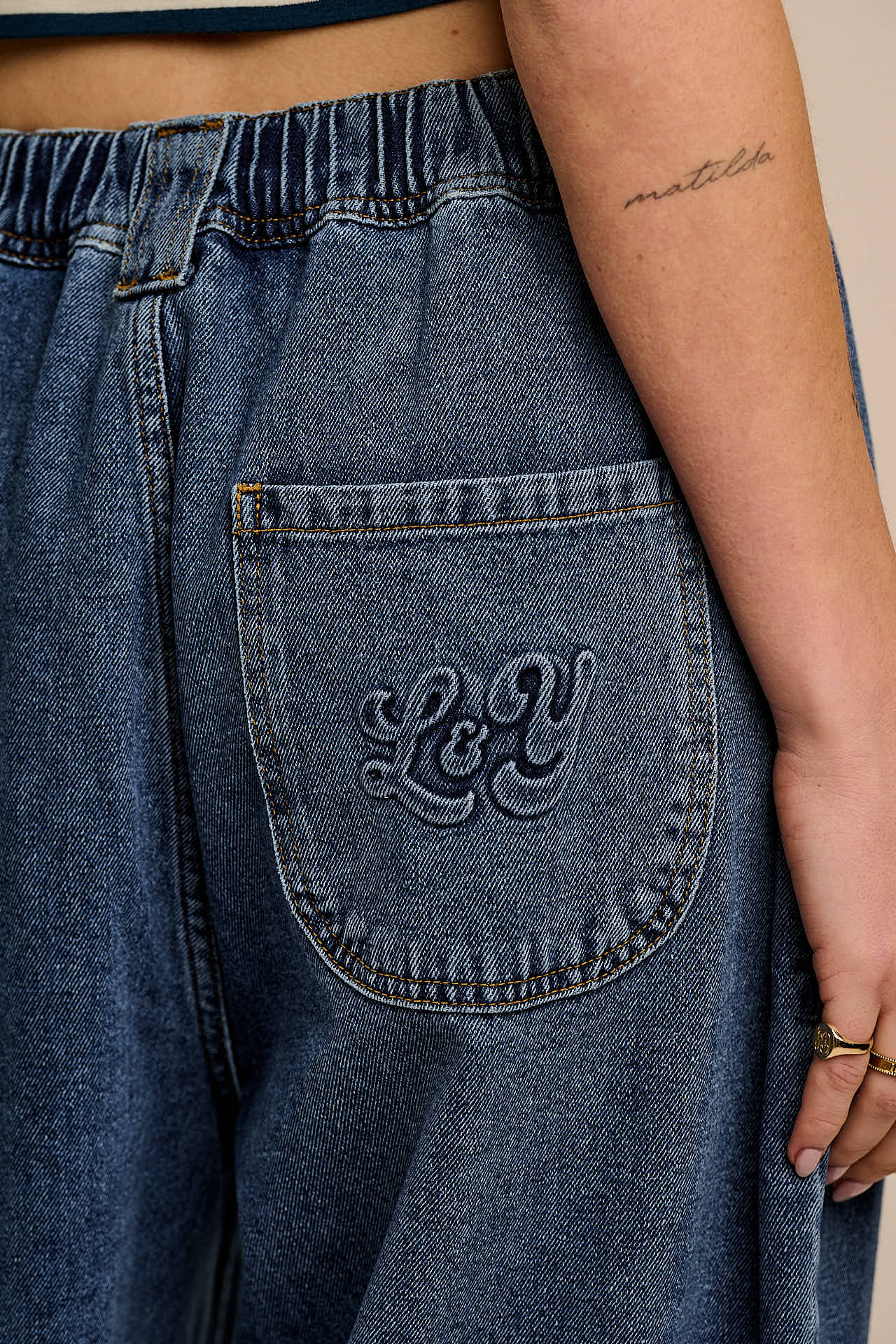 Ashby - Denim Barrel Leg Jeans in Mid Wash
