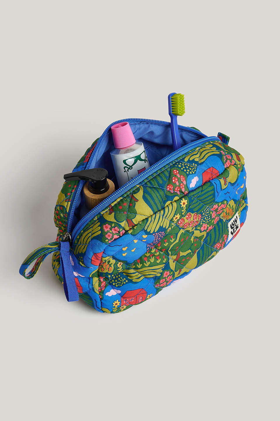 Malina - Small Washbag in Farmyard Scene