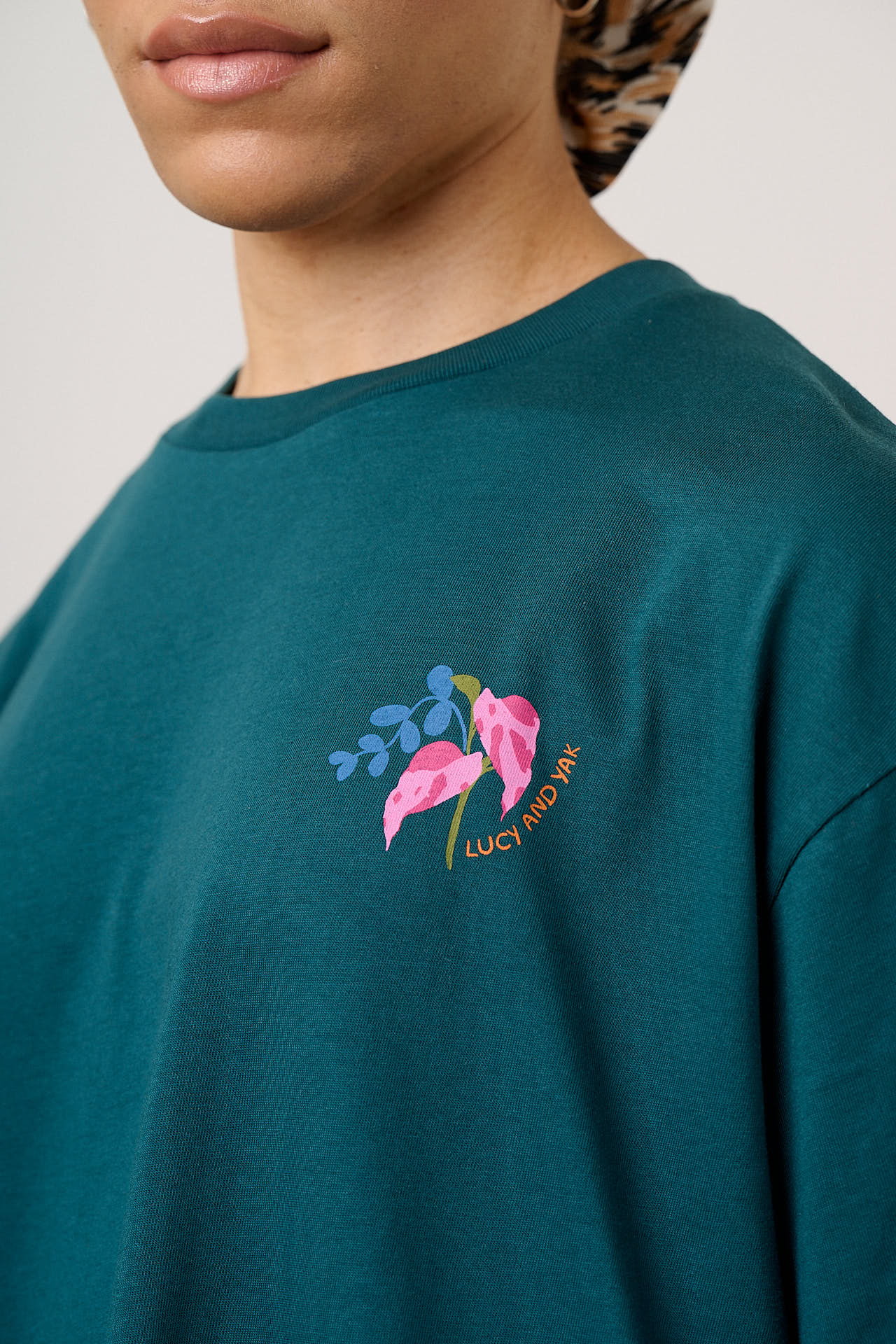 Benny - Oversized Cotton T-Shirt in Green Wild Expression Print