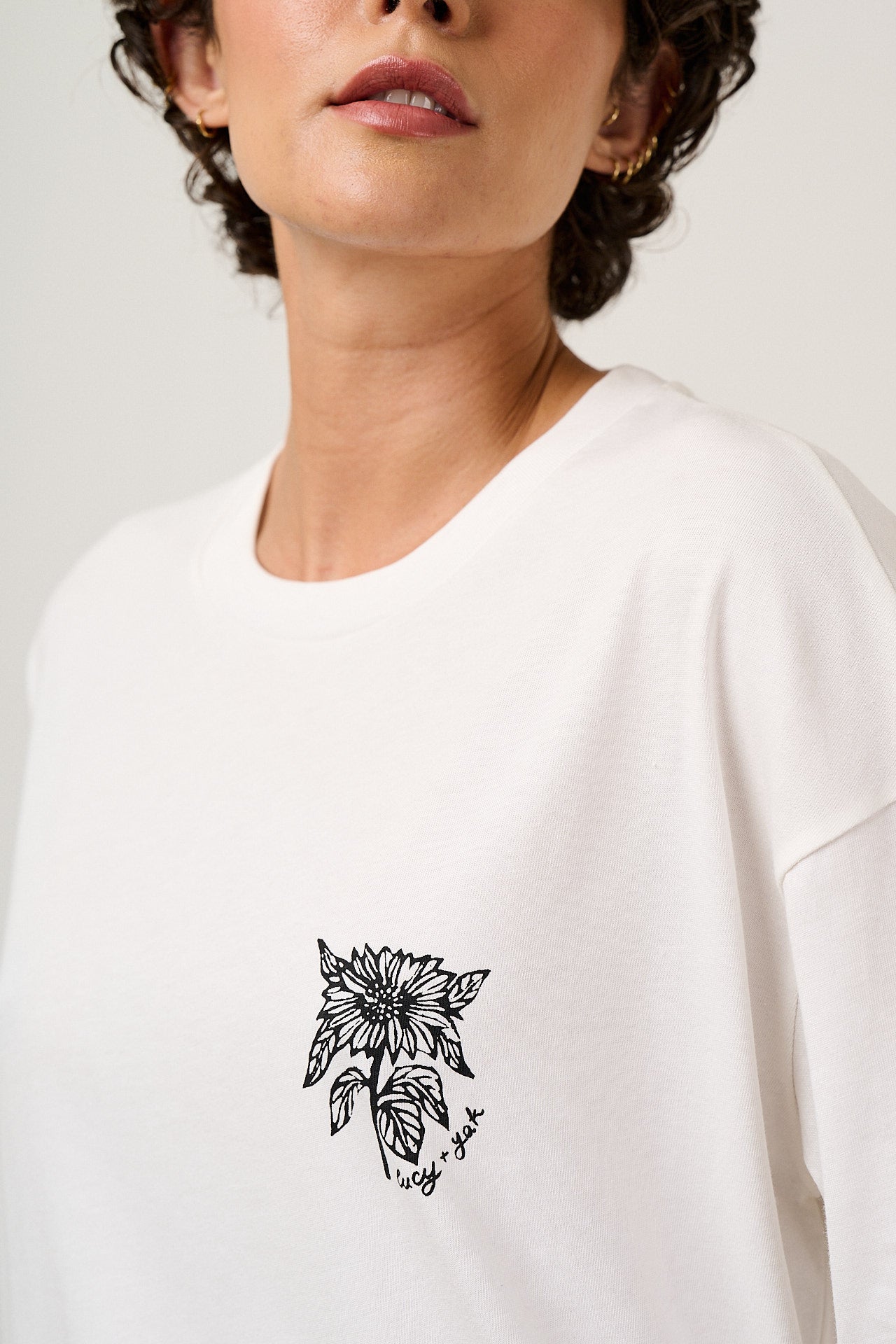 Benny - Oversized Cotton T-Shirt in White Sunflower Print
