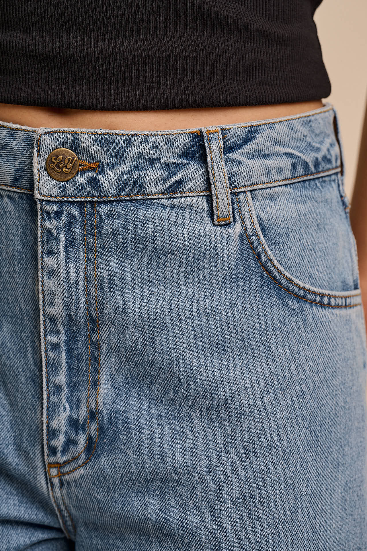 Drew - Cropped Straight Leg Cotton Trousers in Lightwash Blue