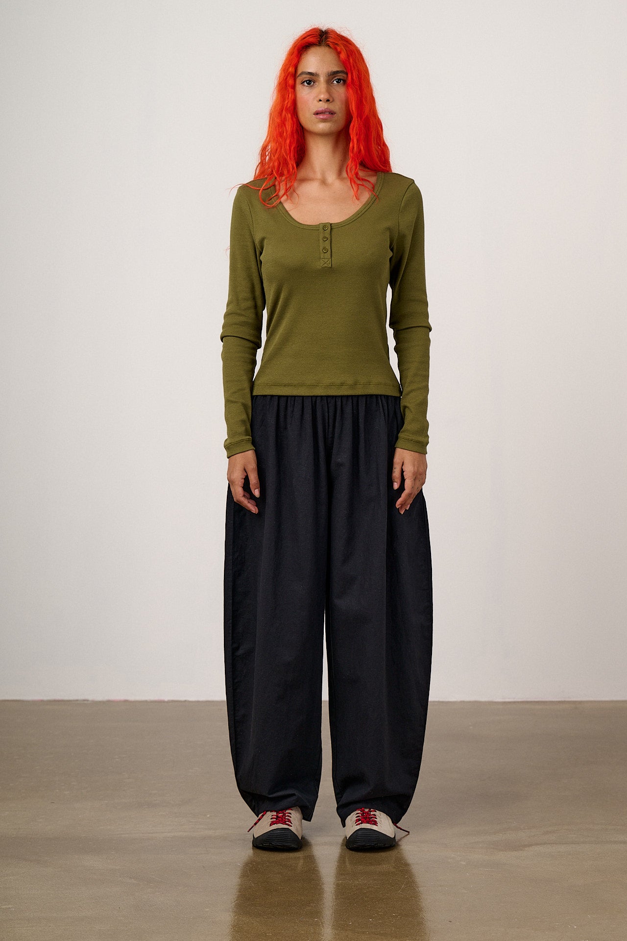 Freddie - Barrel Leg Cotton & Linen Trousers in Black