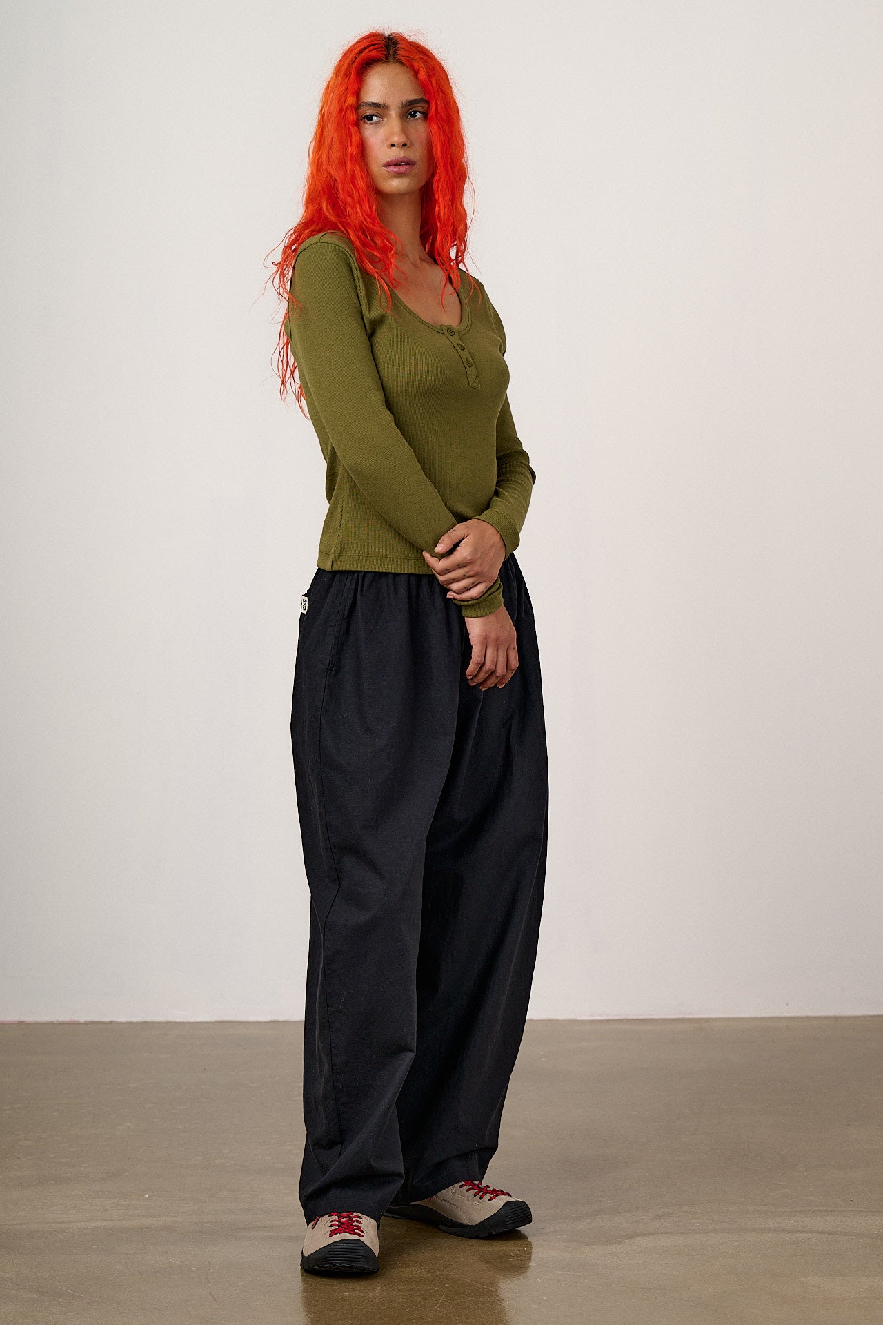 Freddie - Barrel Leg Cotton & Linen Trousers in Black