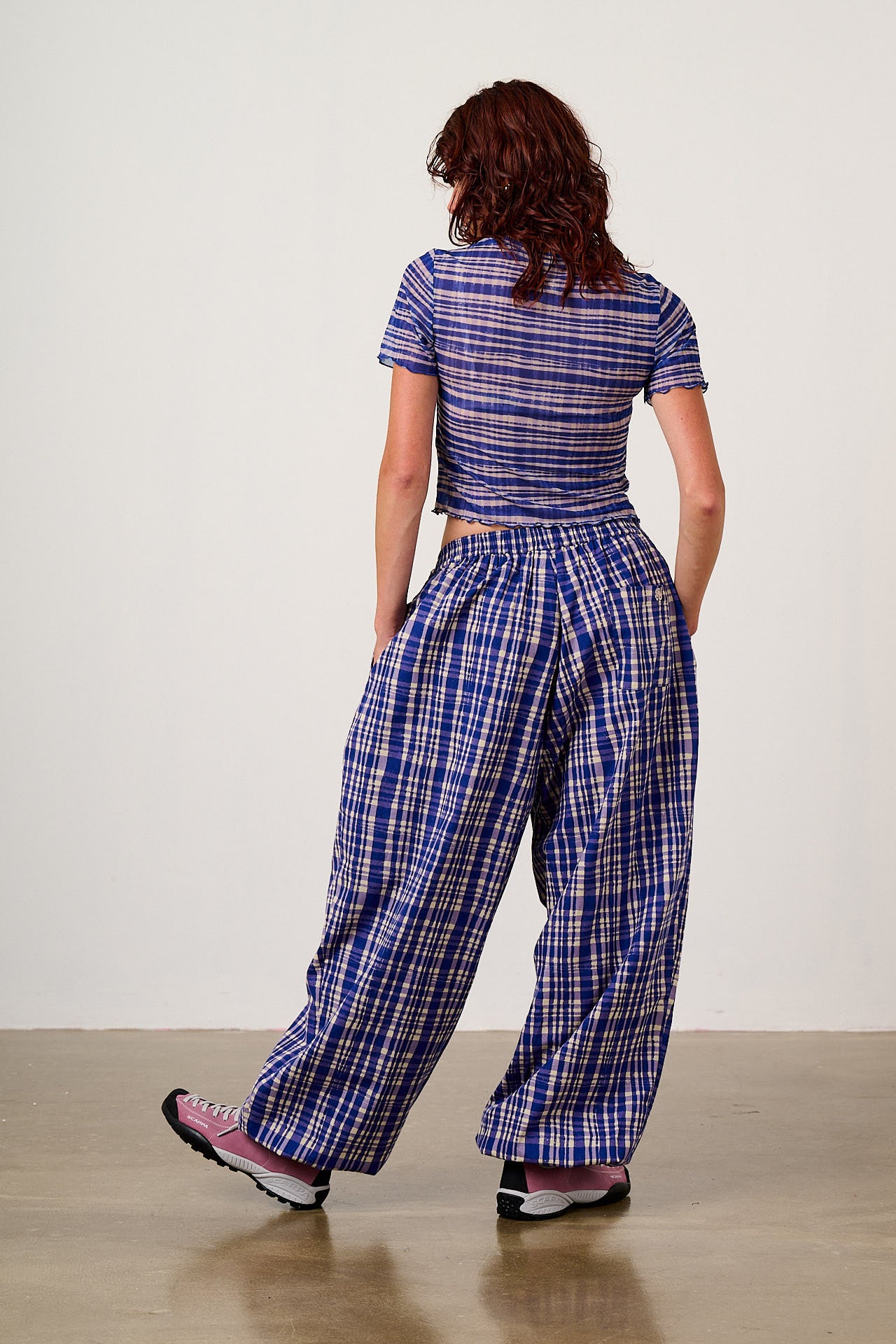 Greta - Cropped Mesh Top in Crayon Print