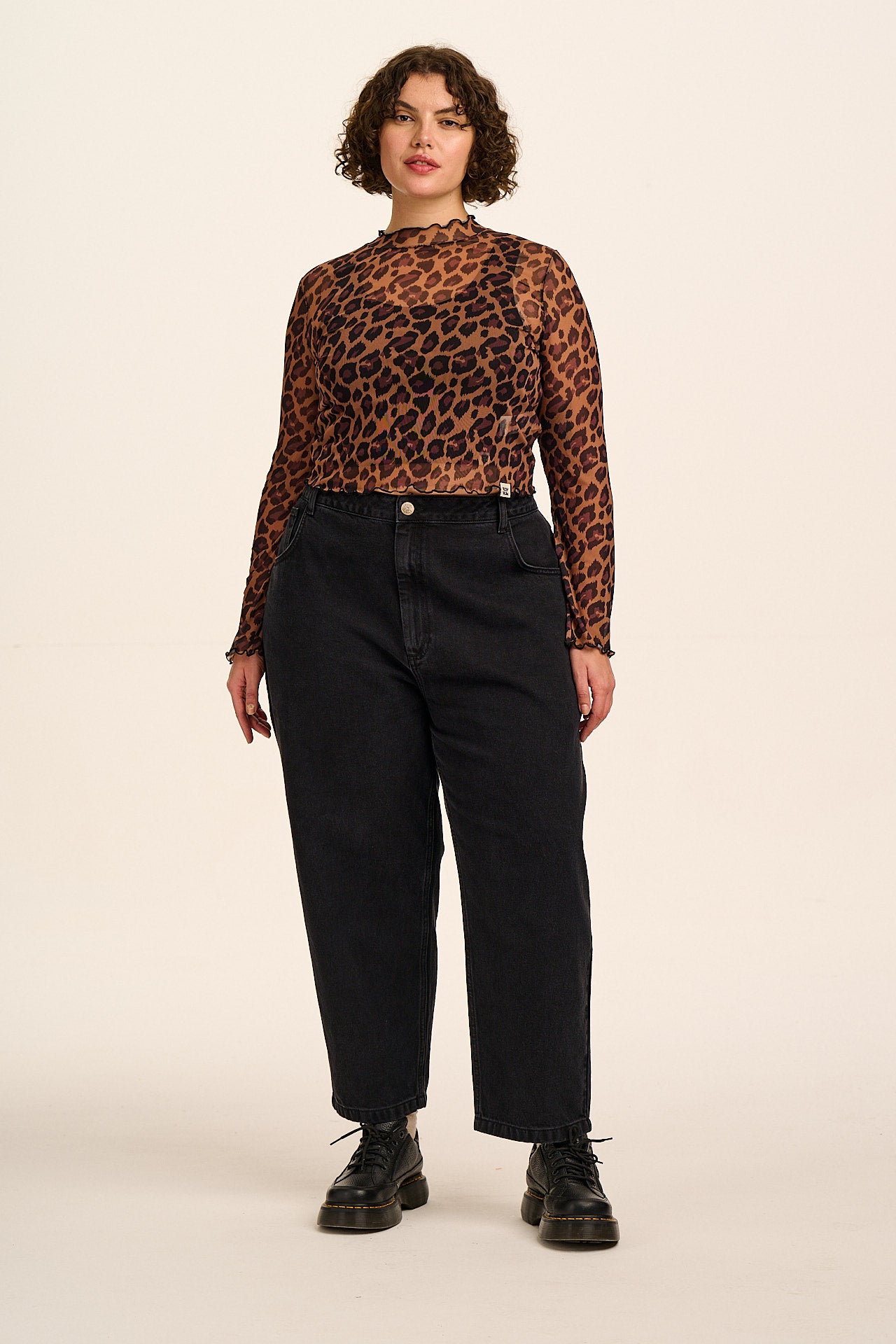 Drew - Cropped Straight Leg Denim Jeans in Washed Black