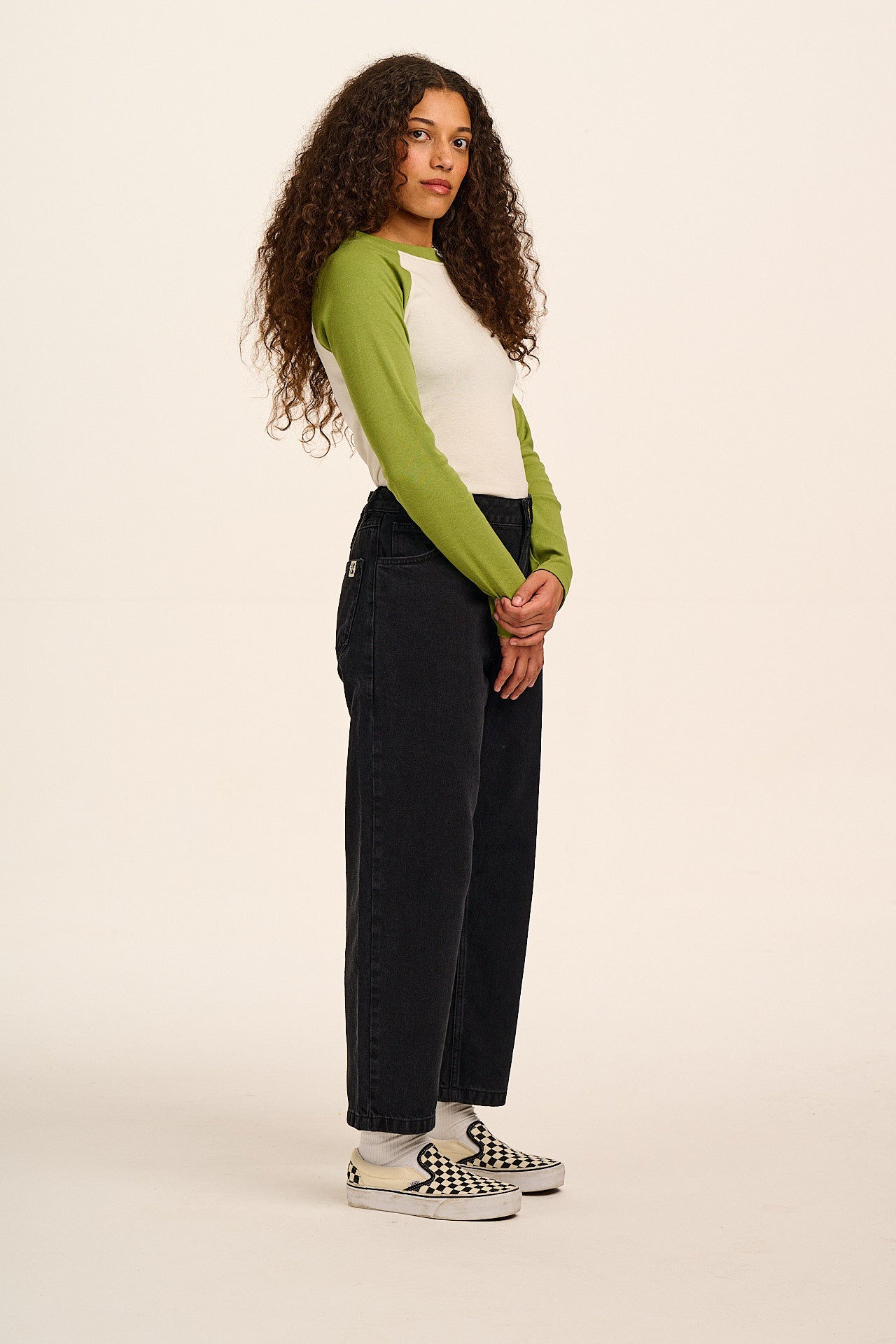 Drew - Cropped Straight Leg Denim Jeans in Washed Black