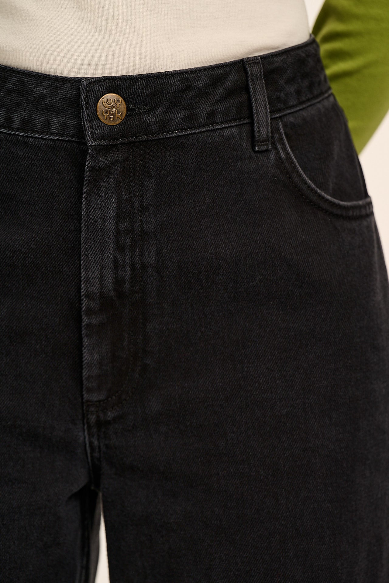 Drew - Cropped Straight Leg Denim Jeans in Washed Black