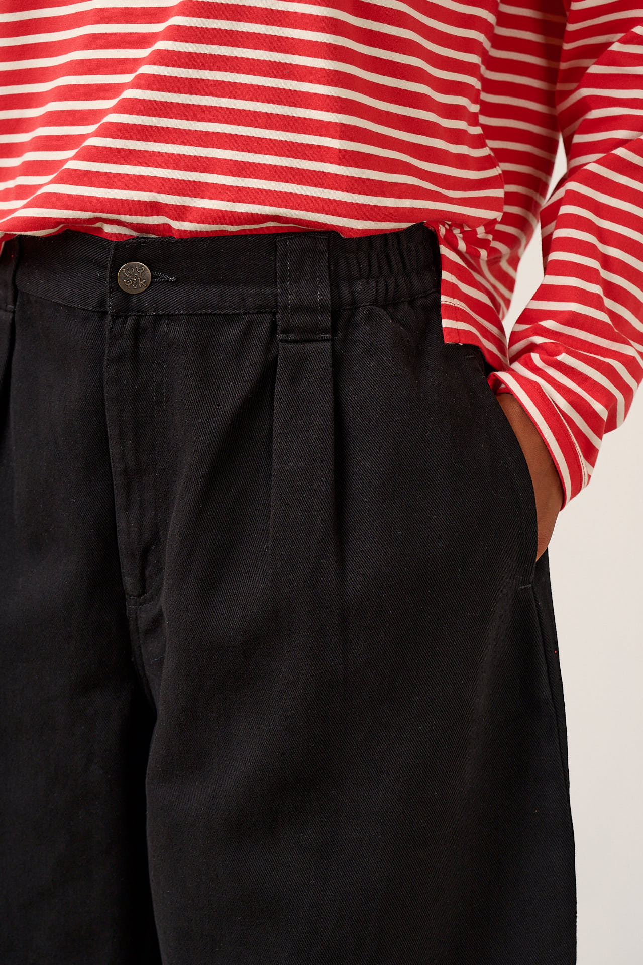 Ashby - Cotton Barrel Leg Trousers in Black