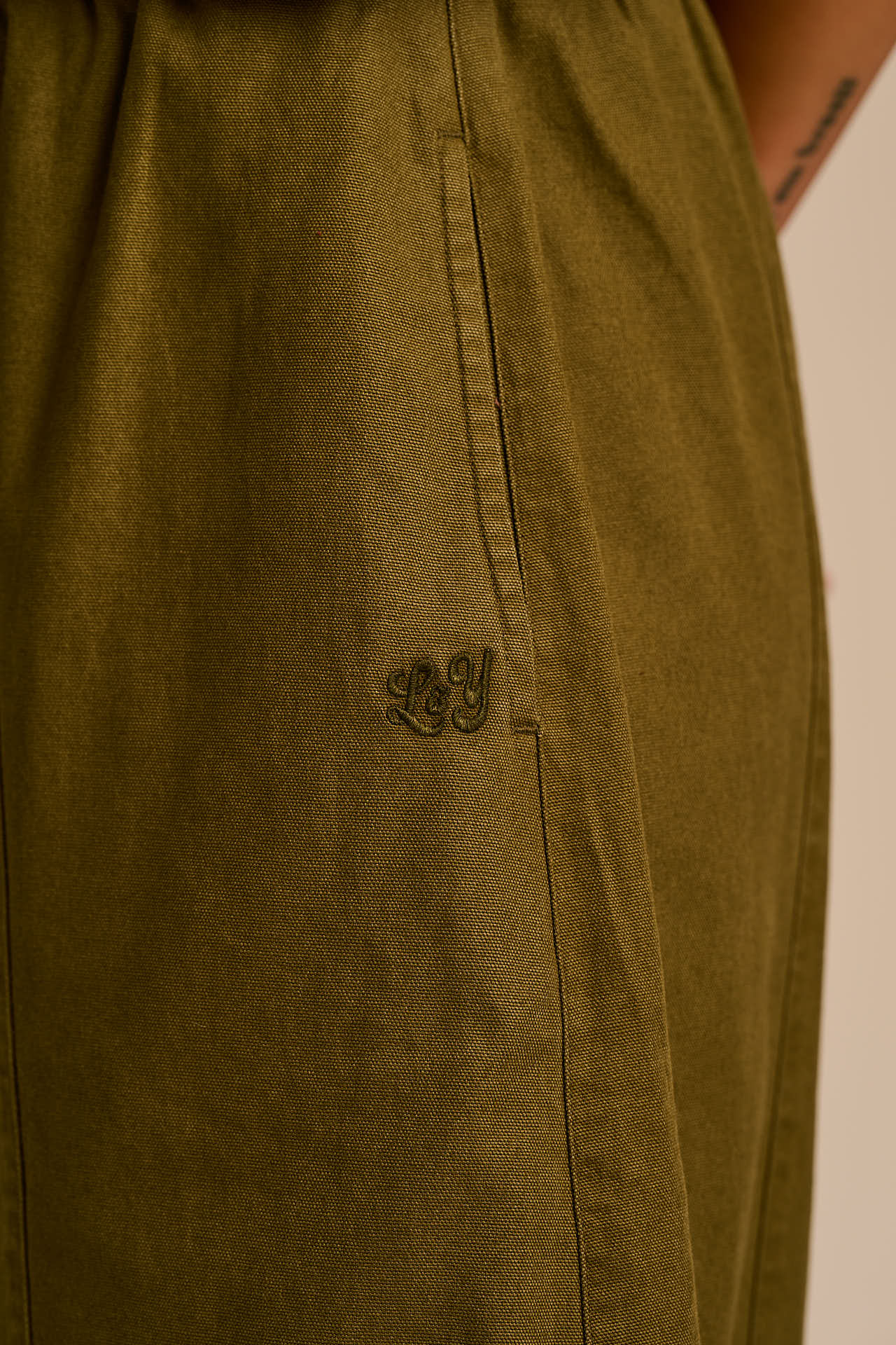 Obregon - Barrel Leg Cotton Trousers in Khaki Green