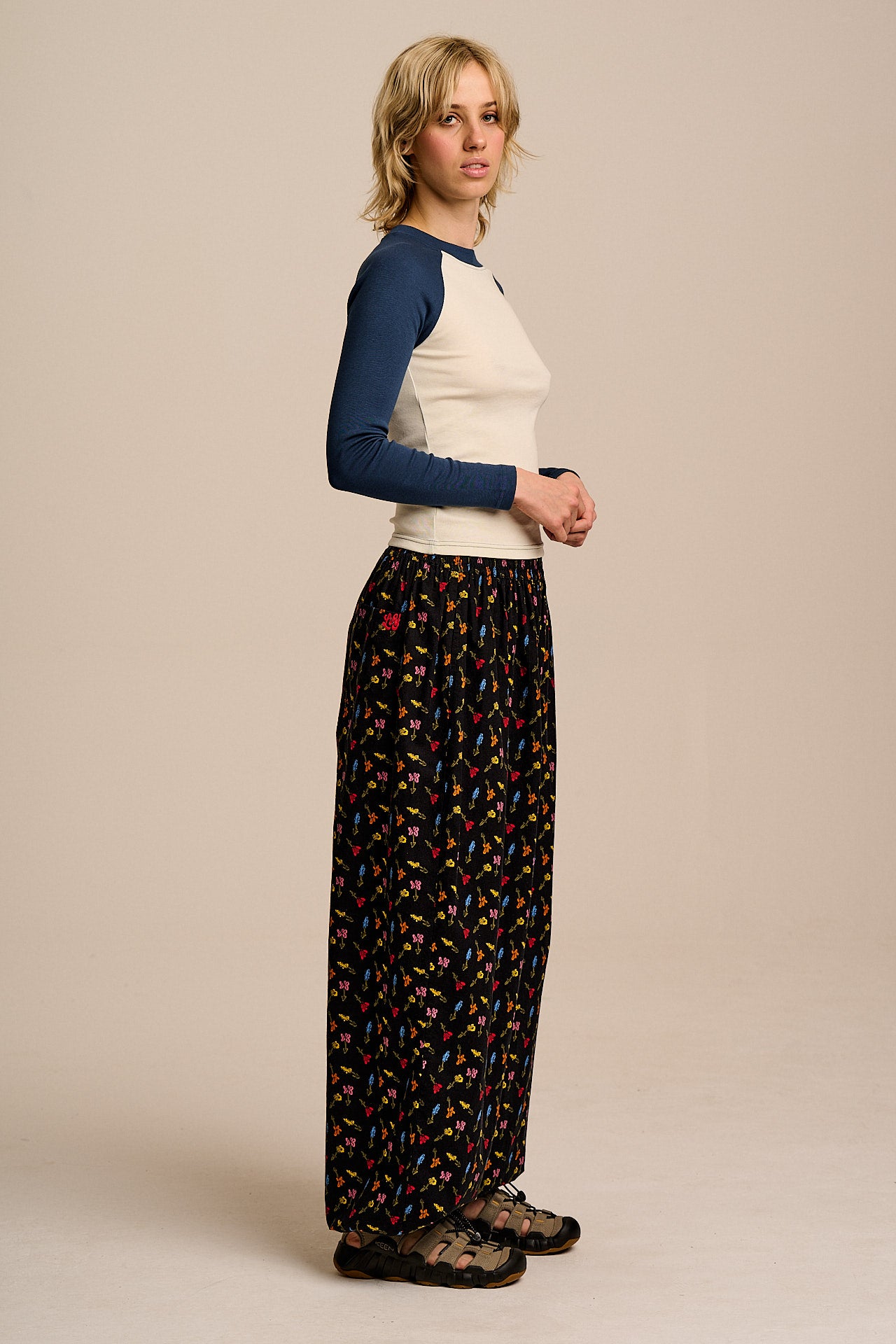 Renata - Cuffed Cotton Balloon Leg Trousers in Mini Tulips on Black