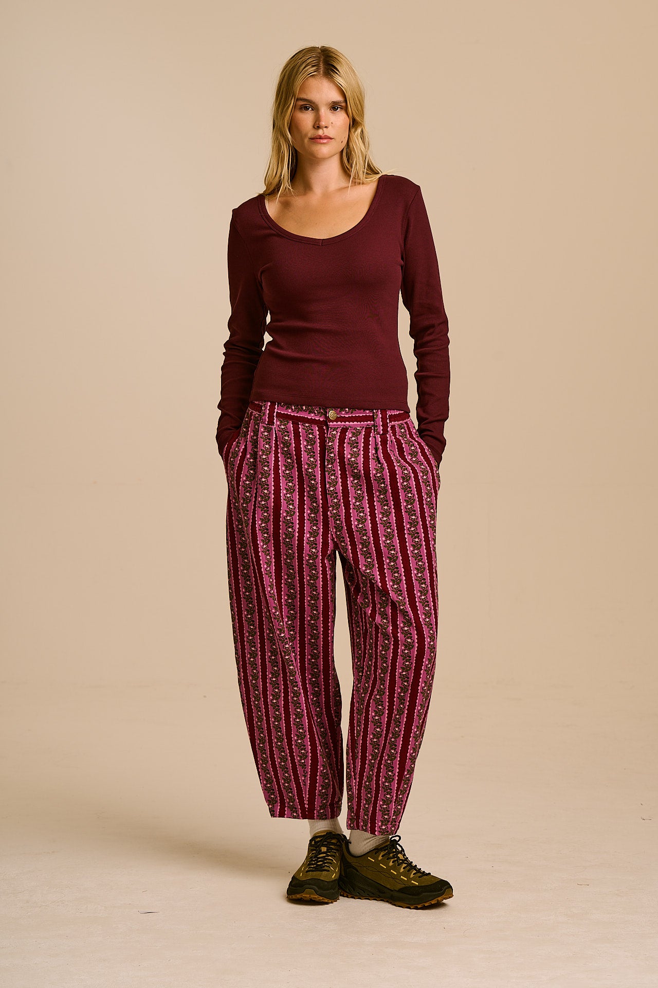 Shay - Cotton Ribbed V-Neck Top in Port