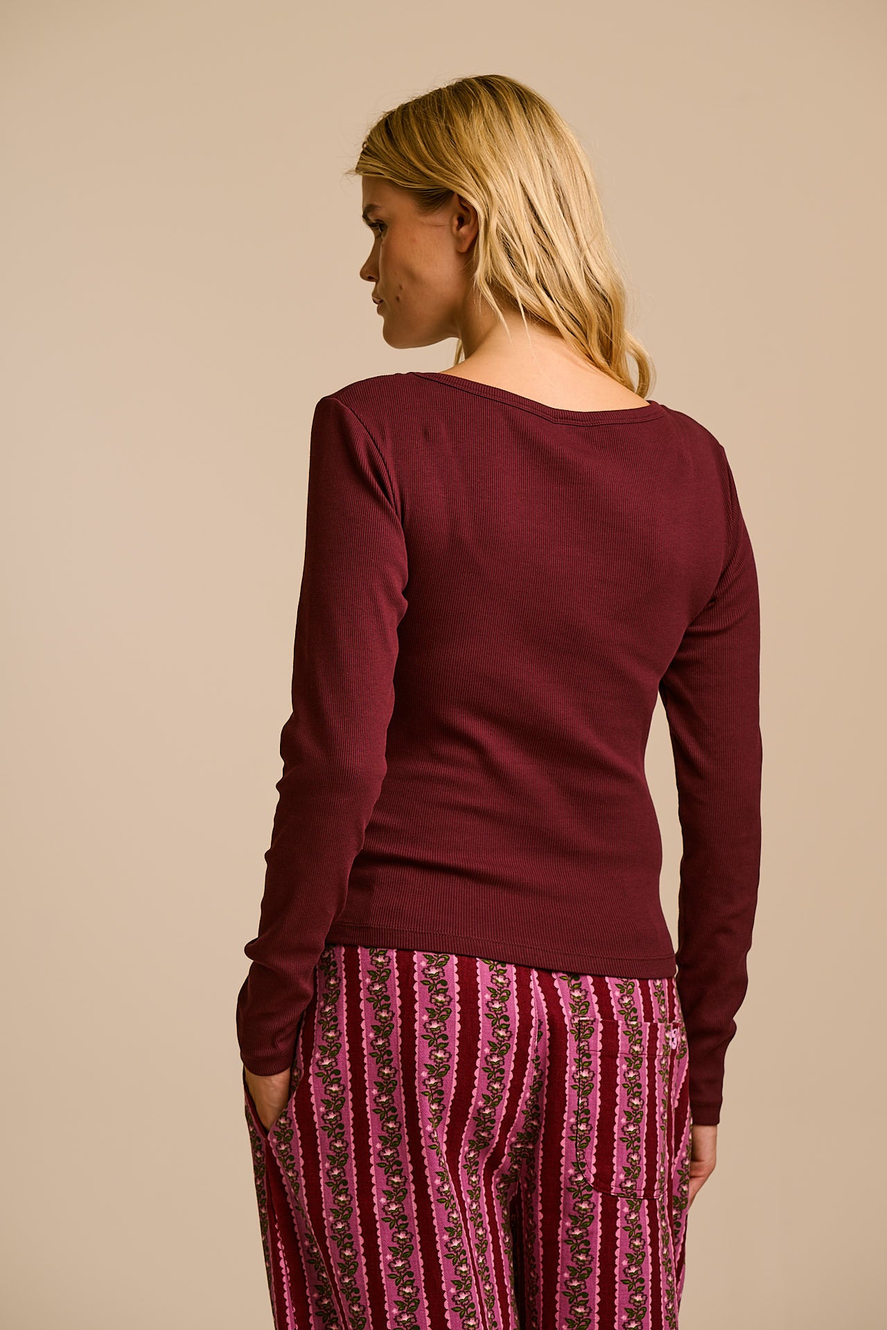 Shay - Cotton Ribbed V-Neck Top in Port
