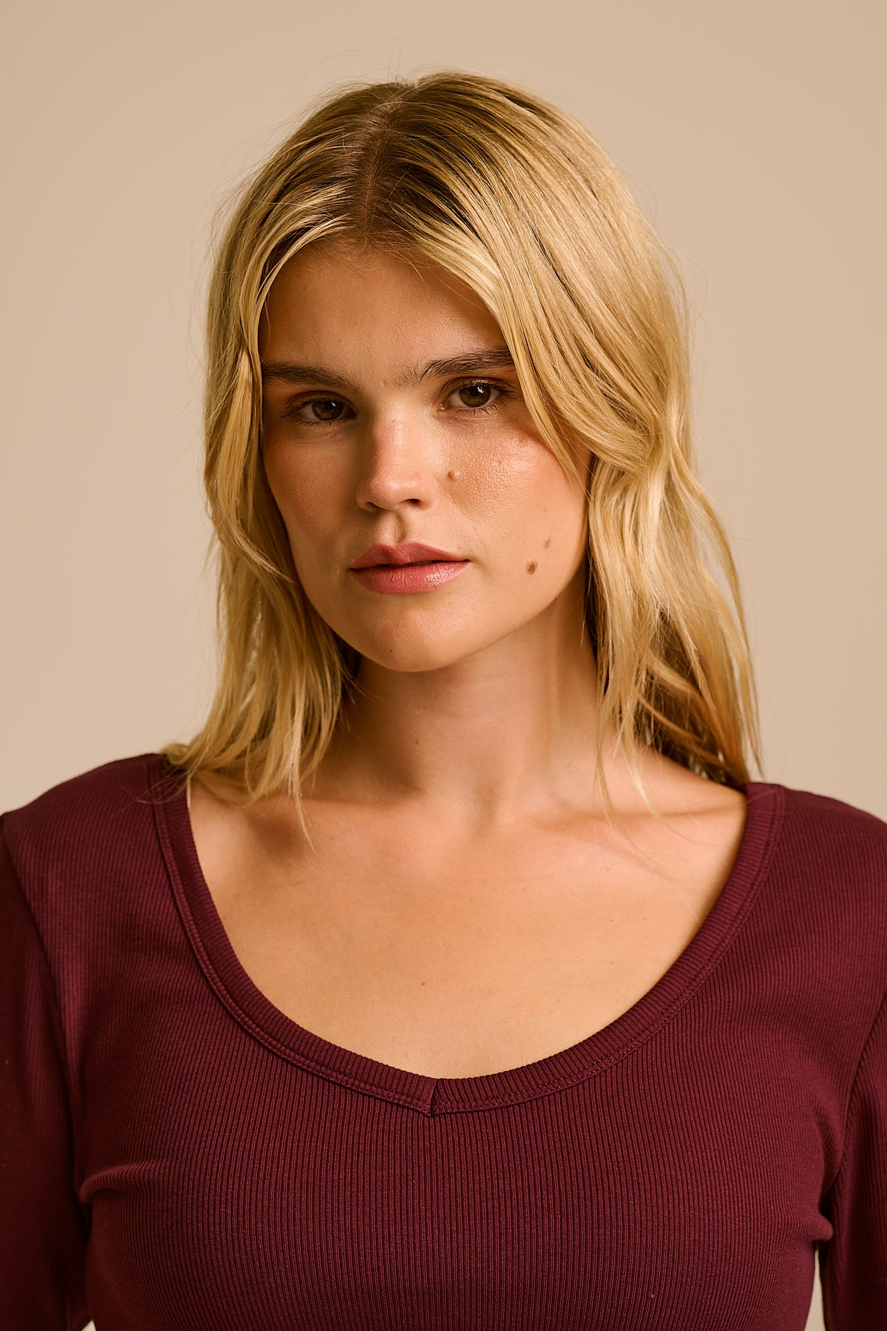 Shay - Cotton Ribbed V-Neck Top in Port