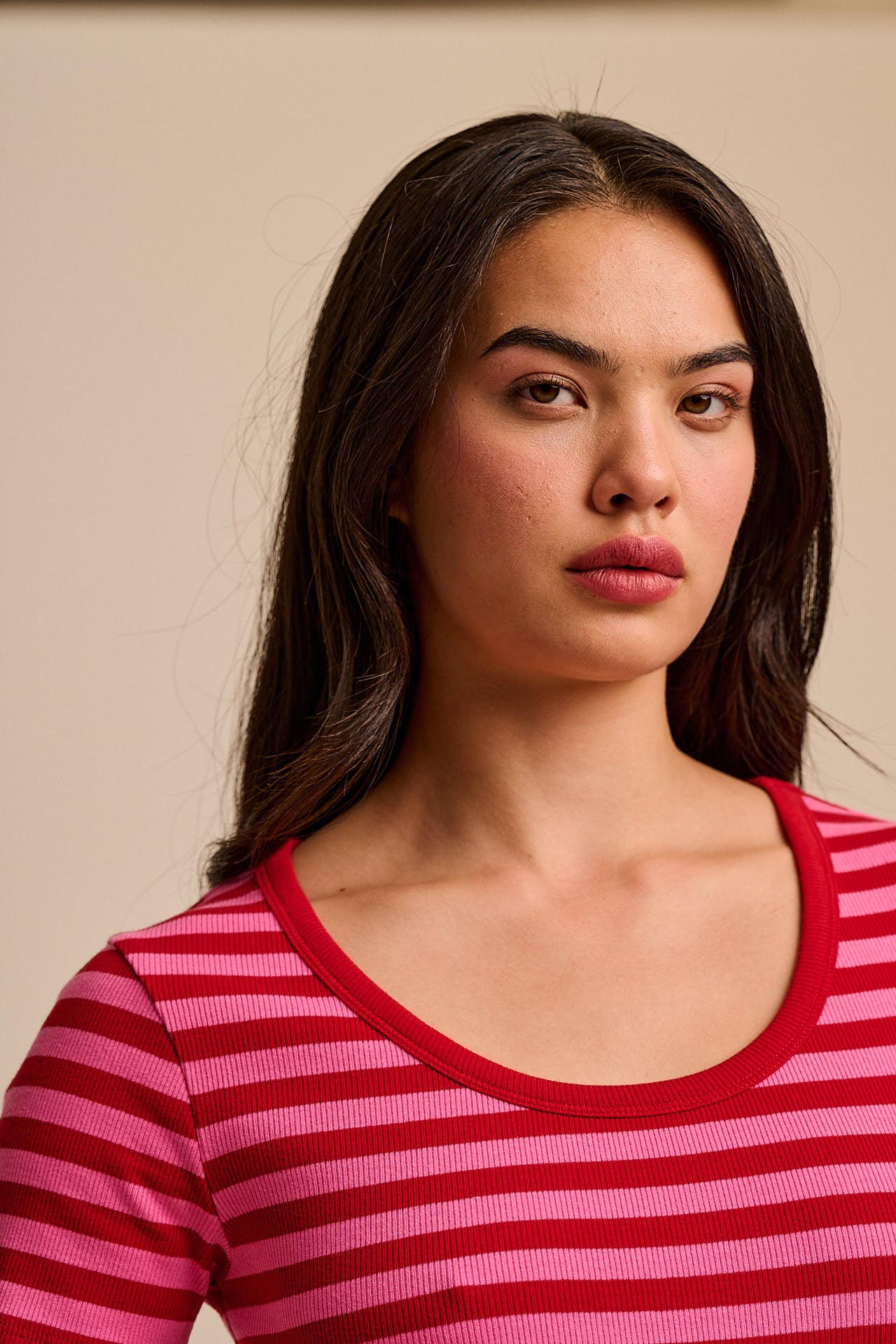 Vita - Ribbed Cotton Scoop Neck Short Sleeve T-Shirt in Red & Pink Stripe